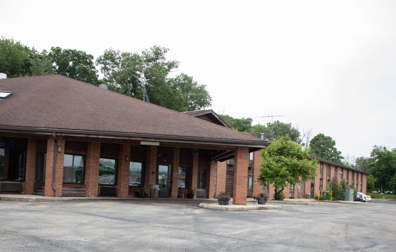Lomira Inn And Suites Exterior photo